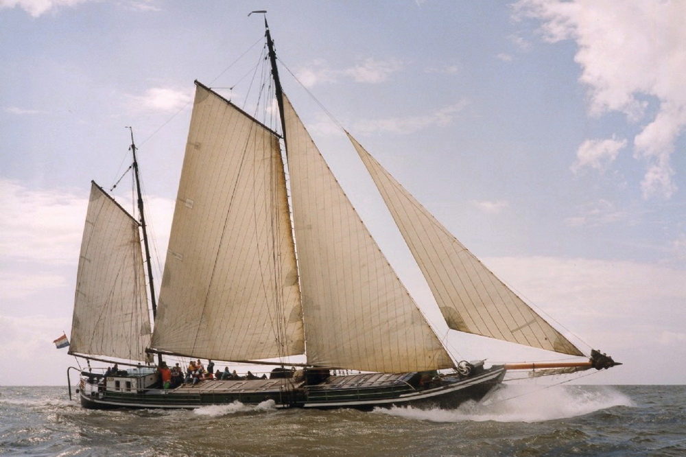 Alida under sails